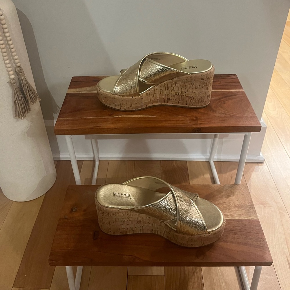 MICHAEL MICHAEL KORS
Sandale compensée Cary en cuir Gold size 6,5
